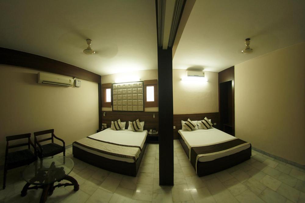 Hotel Dolphin Джаландхар Екстериор снимка